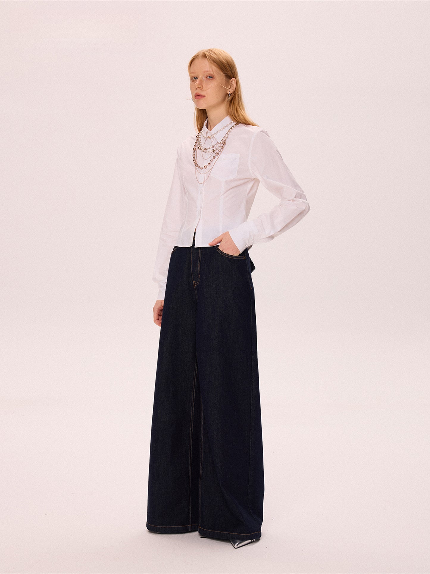 White short-waist long-sleeved shirt