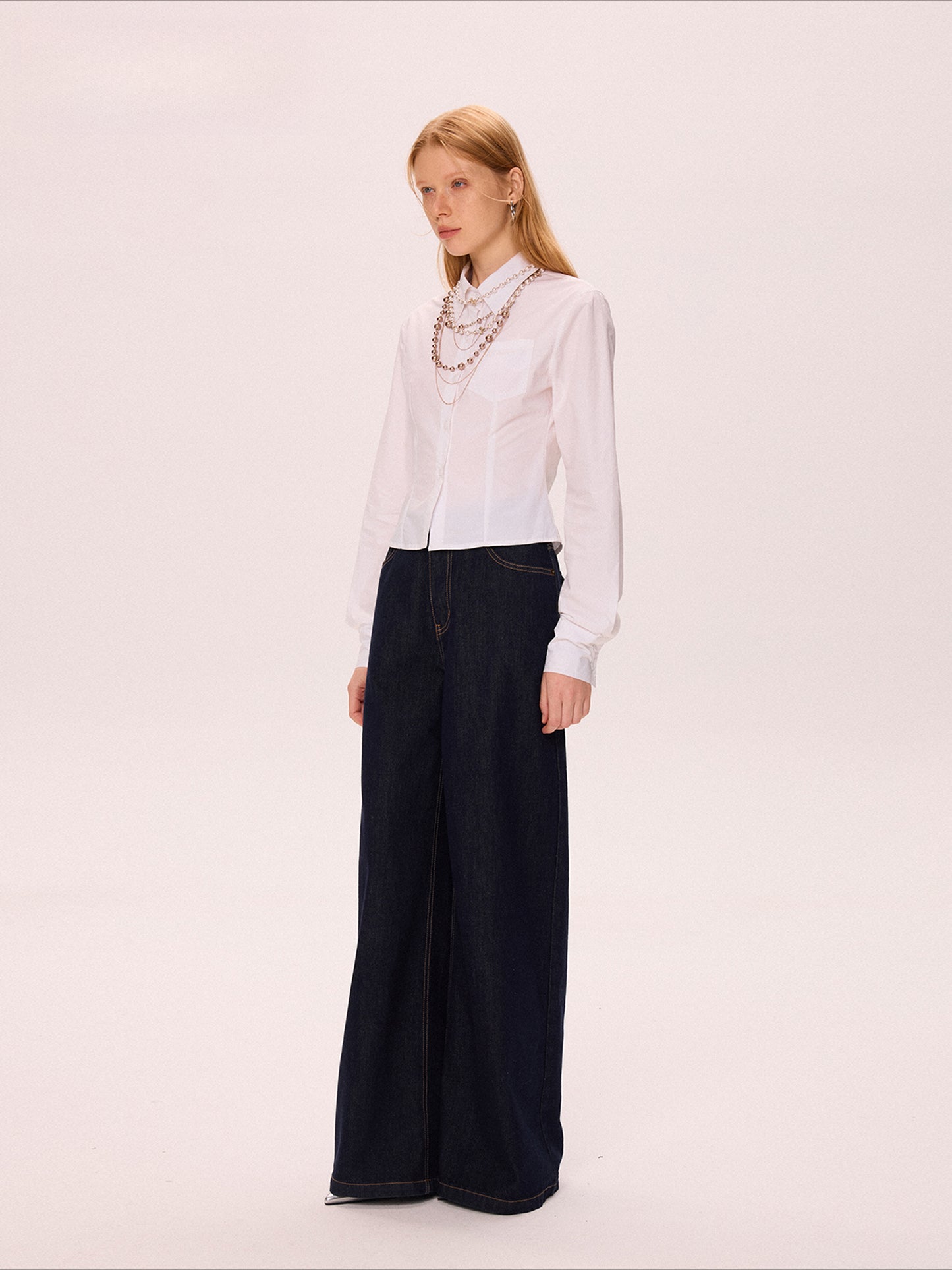 White short-waist long-sleeved shirt