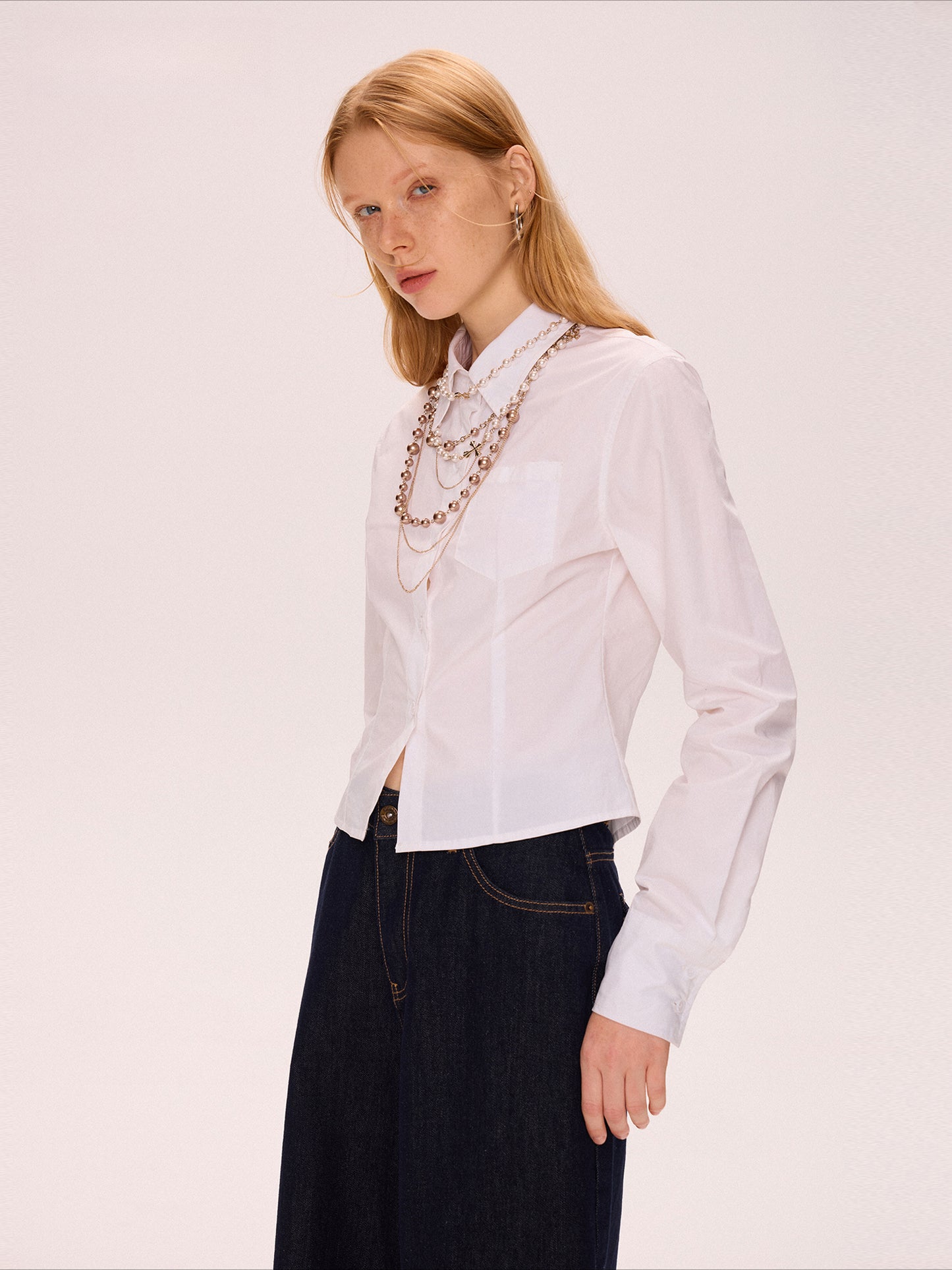 White short-waist long-sleeved shirt